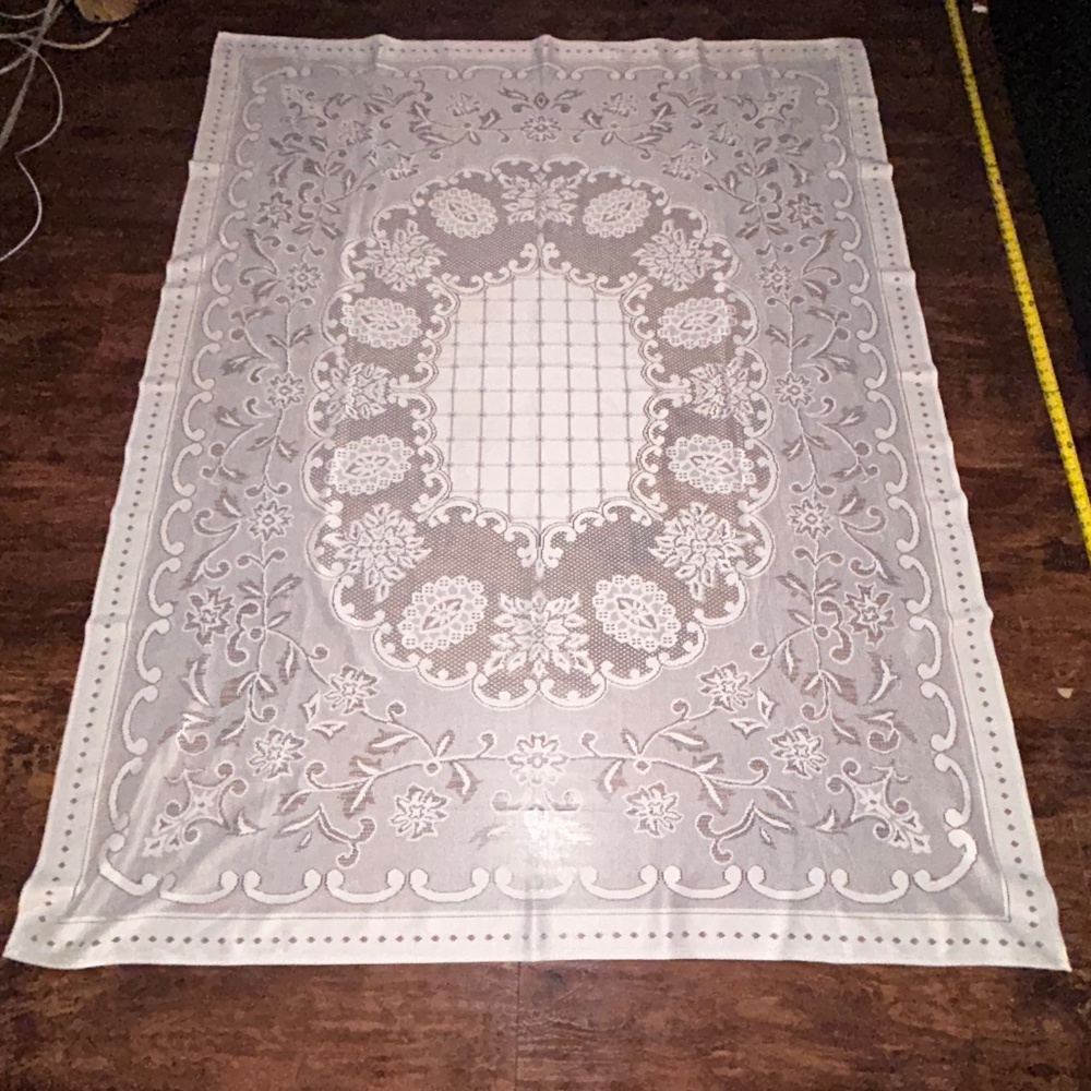 Vintage lace tablecloth 72”x56.5”